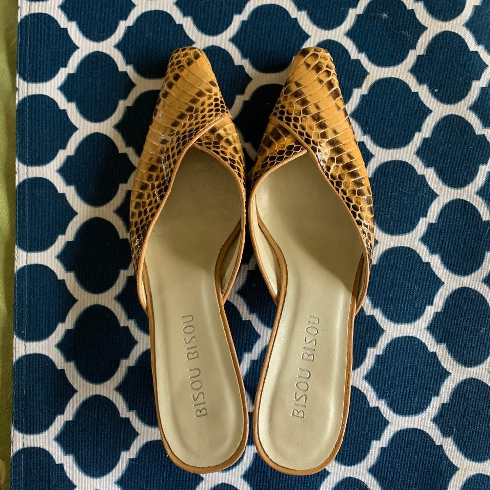 Bisou Bisou Size 6 Leather Kitten Heels